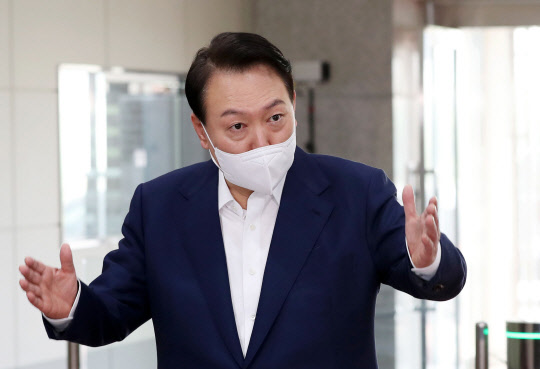 윤석열 대통령이 지난 22일 오전 서울 용산 대통령실 청사로 출근하며 취재진의 질문에 답하고 있다.   연합뉴스